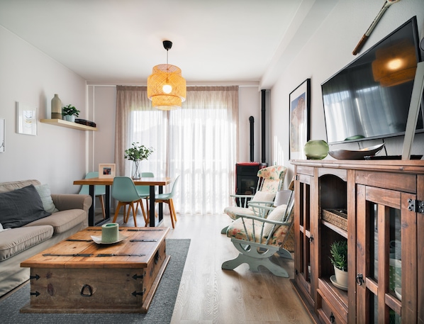 Smart-TV, Kamin, Bücher, Stereoanlage