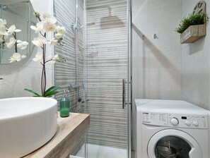 Dusche, Haartrockner, Handtücher, Seife