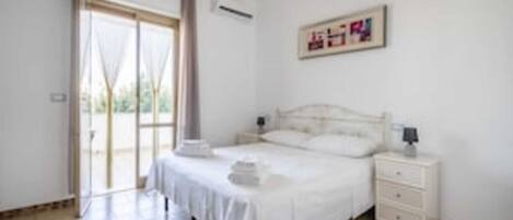 1 slaapkamer, een strijkplank/strijkijzer, reisbedje, wifi (toeslag)