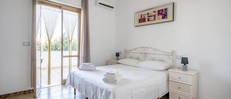 1 bedroom, iron/ironing board, travel cot, WiFi