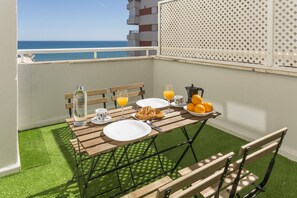 Outdoor dining - Fabulous beach condo for a great vacation. Amazing Sea Views! (Playa de Gandía)