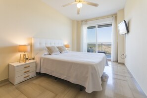3 bedrooms, iron/ironing board, free WiFi, bed sheets - Fabulous beach condo for a great vacation. Amazing Sea Views! - Only families (Playa de Gandía)