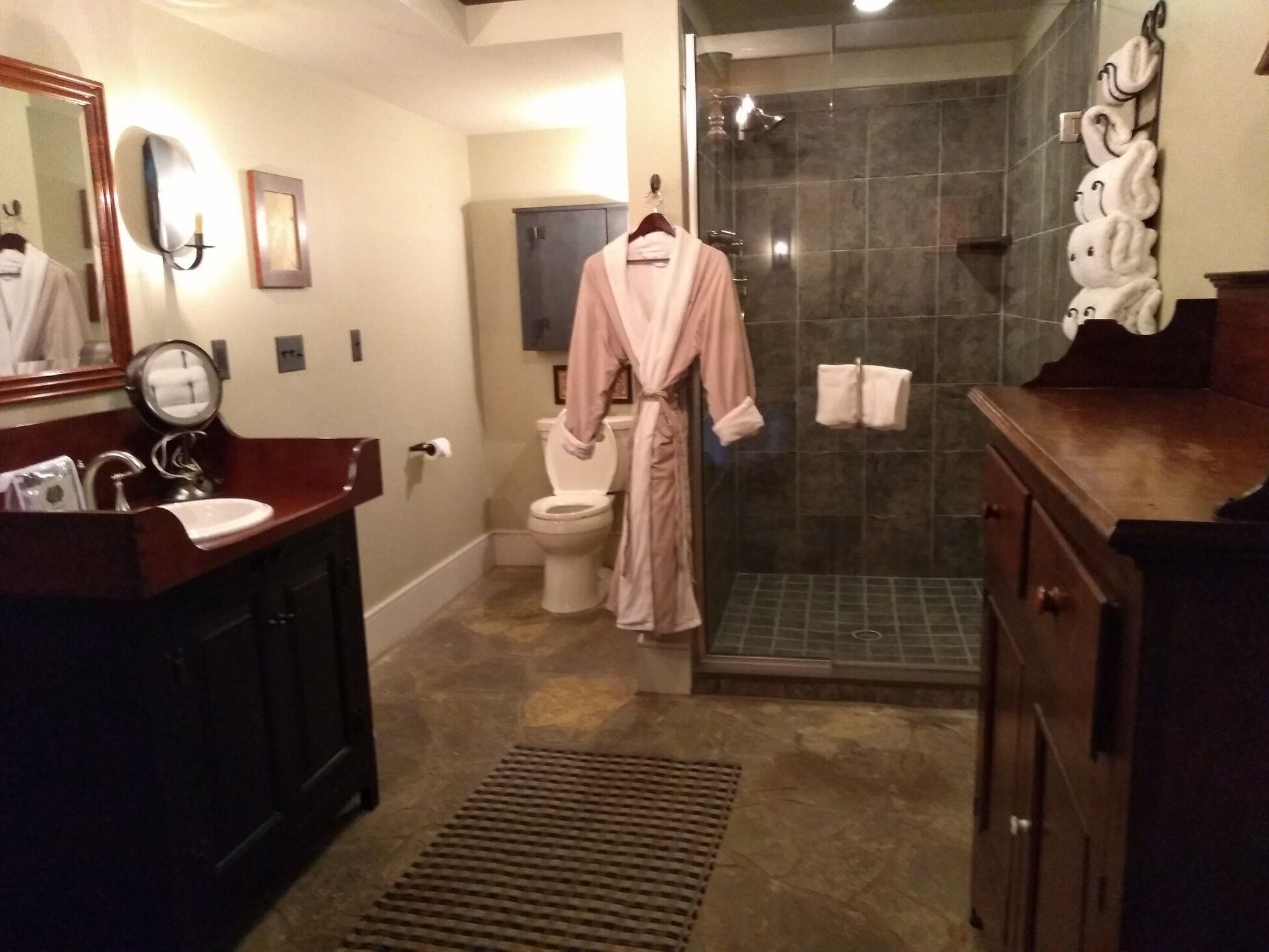 Un baño con lavabo, espejo, inodoro y zona de ducha.