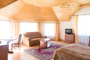 Studio Suite Keluarga, 1 Tempat Tidur Queen, Bebas Asap Rokok, pemandangan sungai | 1 kamar tidur, kedap suara, dan setrika/meja setrika