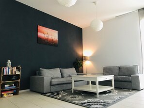 Smart-TV, Kamin, DVD-Player, Bücher