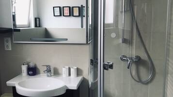 SĂšche-cheveux, serviettes fournies, savon, papier toilette