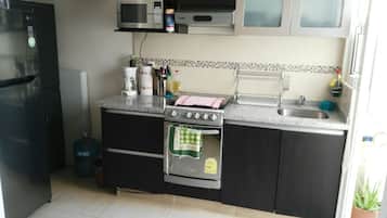 雪櫃、微波爐、焗爐、爐具