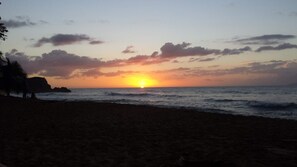 Chaises longues, serviettes de plage