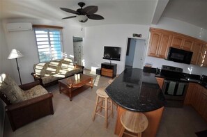 Télévision, lecteur de DVD, chaîne hi-fi