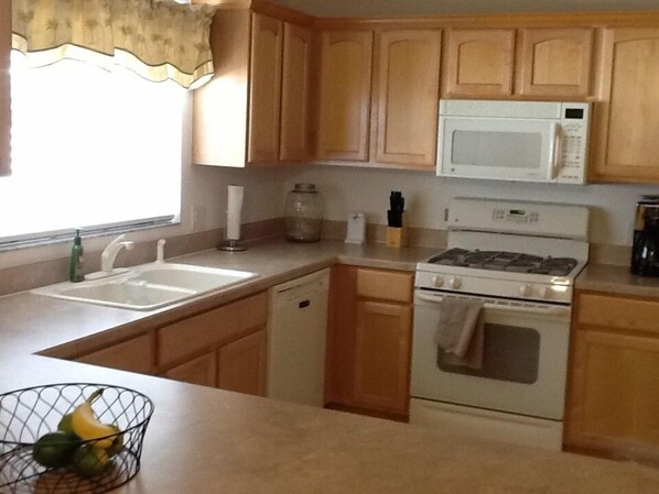 Fridge, microwave, oven, stovetop - Beautiful 3 Br Designer Home In Sunset Pointe (The Villages)