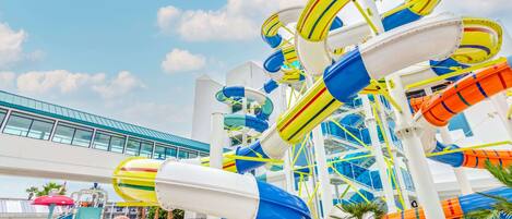 Inomhuspool och utomhuspool