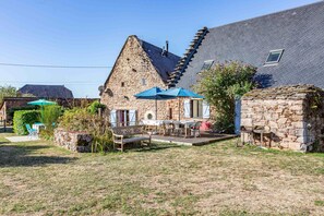 Outdoor dining - Typical Corrèze barn in stone in a preserved nature (correze)