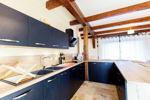 Fridge, microwave, oven, stovetop - Typical Corrèze barn in stone in a preserved nature (correze)