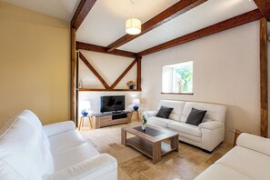 TV, DVD player, books, stereo - Typical Corrèze barn in stone in a preserved nature (correze)