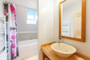 Badewanne, Haartrockner, Seife, Toilettenpapier