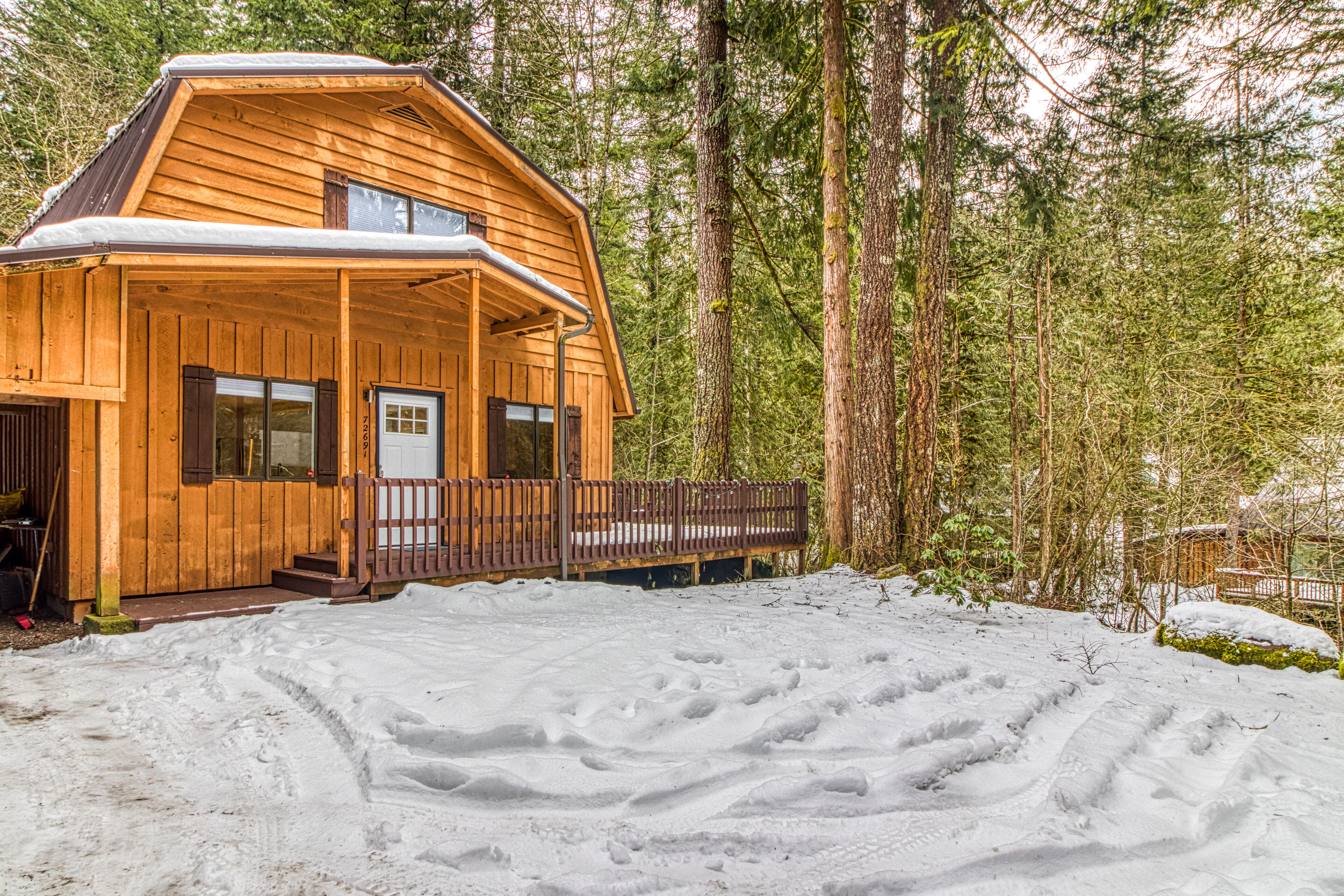 Beautifully updated home with private hot tub, fireplace & tennis court