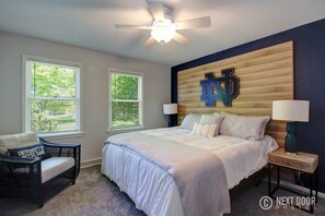 3 bedrooms, iron/ironing board, WiFi, bed sheets - Modern Notre Dame Get Away! EV Charger (1614) (South Bend)