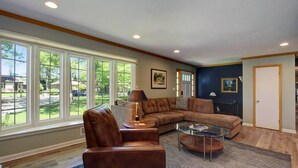 Smart TV, fireplace - Modern Notre Dame Get Away! EV Charger (1614) (South Bend)