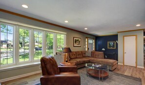 TV, fireplace, offices - Modern Notre Dame Get Away! EV Charger (1614) (South Bend)