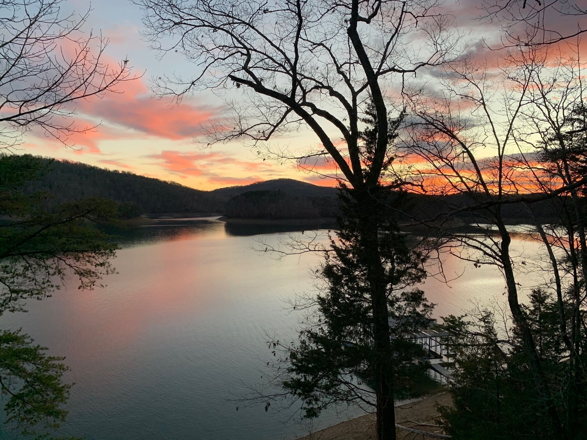 Fall is a great time to be on the lake! New Lakeside Firepit! Pet Friendly!