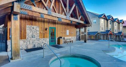 Modern condo w/ shared pool/hot tub - steps to town, near skiing