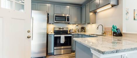 Kjøleskap, mikrobølgeovn, ovn og kokeplater