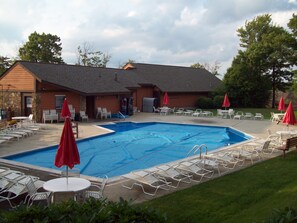 Utomhuspool och uppvärmd pool