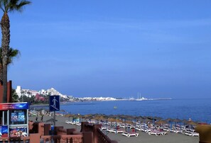 بالقرب من الشاطئ