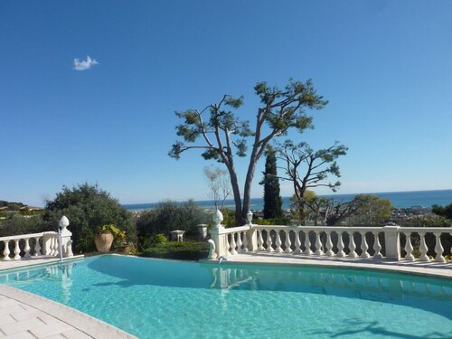 Panoramablick auf das Meer - Pool - Ruhig