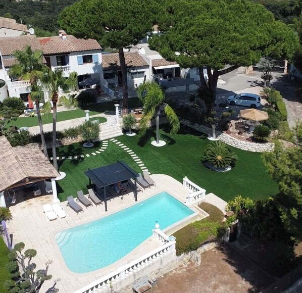 A residential property with a swimming pool, outdoor seating, and a well-maintained garden. - Panoramic Sea View - Pool - Quiet (Cagnes-sur-Mer)