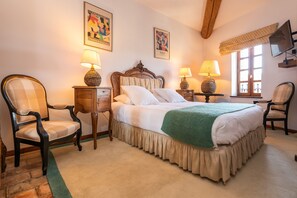 4 slaapkamers, een bureau, een strijkplank/strijkijzer, reisbedje