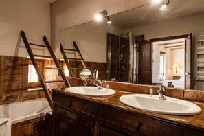 Badewanne, Haartrockner, HandtĂŒcher, Toilettenpapier