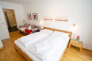 2 bedrooms, in-room safe, iron/ironing board, free WiFi