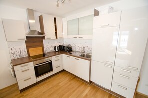 Kühlschrank, Mikrowelle, Ofen, Geschirrspüler