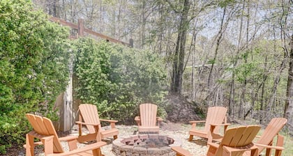 Beautiful dog-friendly, mountainside cabin w/ private hot tub, and pool table