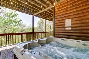 Property grounds - Beautiful dog-friendly, mountainside cabin w/ private hot tub, and pool table (Mineral Bluff)