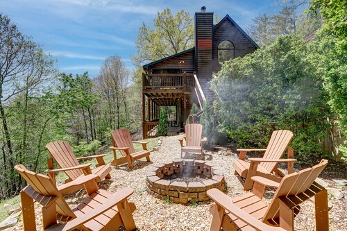 Beautiful dog-friendly, mountainside cabin w/ private hot tub, and pool table