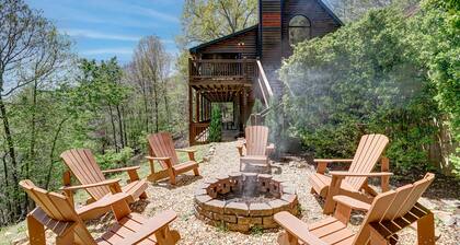 Beautiful dog-friendly, mountainside cabin w/ private hot tub, and pool table