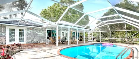 Una piscina al aire libre