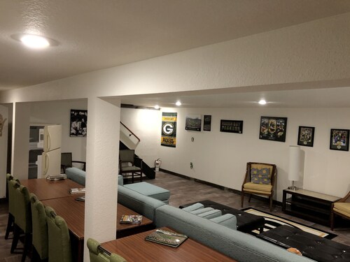 Oneida St Duplex 5 min walk to Lambeau 7 beds 2 baths full kitchen laundry park