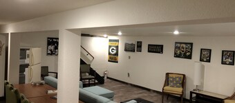 Oneida St Duplex 5 min walk to Lambeau 7 beds 2 baths full kitchen laundry park