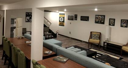 Oneida St Duplex 5 min walk to Lambeau 7 beds 2 baths full kitchen laundry park