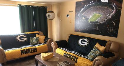 Oneida St Duplex 5 min walk to Lambeau 7 beds 2 baths full kitchen laundry park
