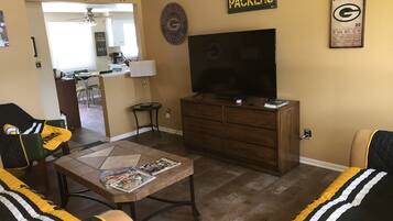 Televisión, libros y oficina