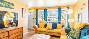 Oneida St Duplex 5 min walk to Lambeau 7 beds 2 baths full kitchen laundry park