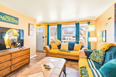 Oneida St Duplex 5 min walk to Lambeau 7 beds 2 baths full kitchen laundry park