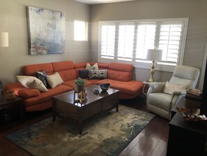 Smart-TV, DVD-spiller, bordtennis og bøker