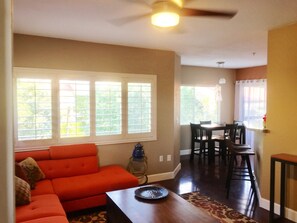 Smart-TV, DVD-spiller, bordtennis og bøker