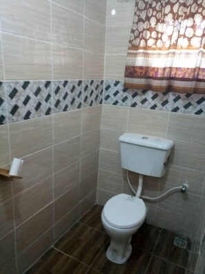 Shower, free toiletries, towels - O2 Apartments (Ibadan)