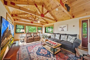 TV, fireplace, DVD player, stereo - Mountain Cottage near Outdoor Activities (Sugar Mountain)